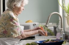 Уход за пожилыми: Этические и практические аспекты